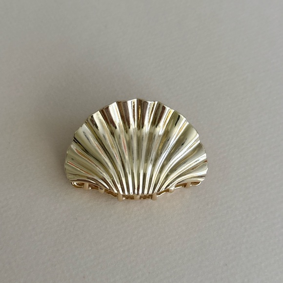 Anthropologie Jewelry - Gold Shell hair clips N1766